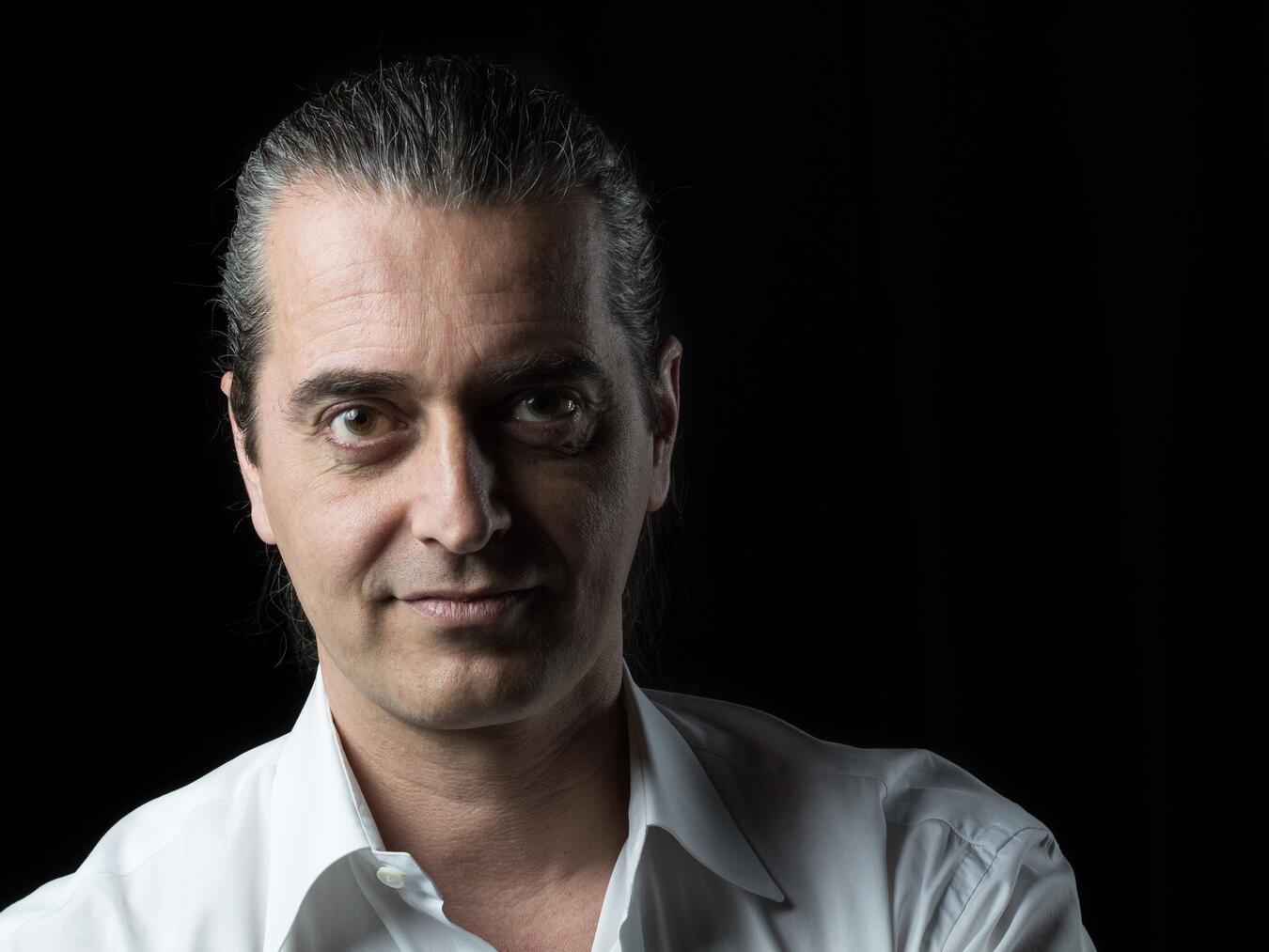 Ein Mitdenkangebot will Hagen Rether den Besuchern im Reeser Bürgerhaus unterbreiten. Foto: Dominic Reichenbach