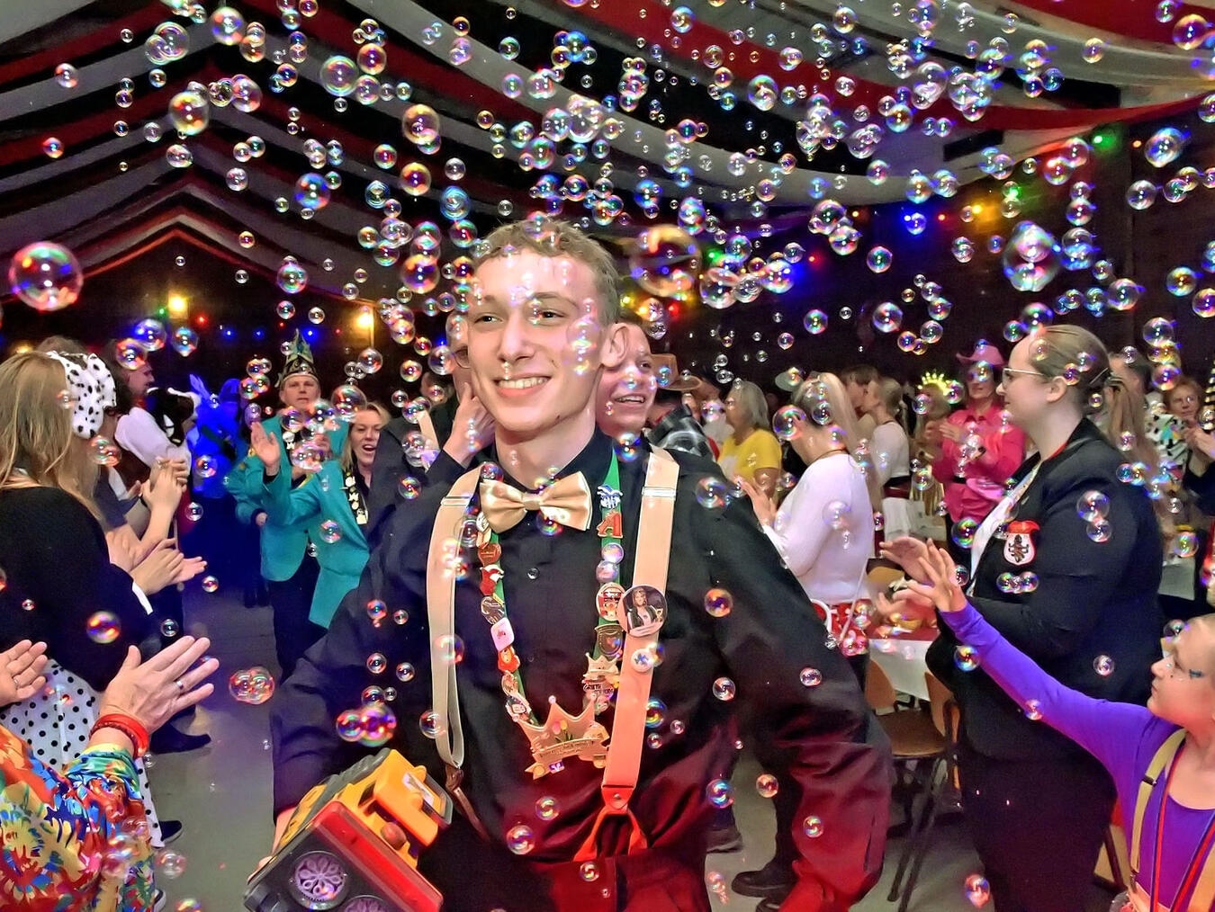 Ein mitreißendes karnevalistisches Programm sorgte am Wochenende für beste Stimmung in der Mehrzweckhalle Materborn. NN-Foto: Rüdiger Dehnen
