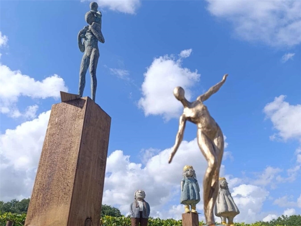 Kunsthandwerk: Bronze, Beton, Schmuck, Stahl, Malerei, Keramik, Leder, Floristik, Upcycling-Kunst.