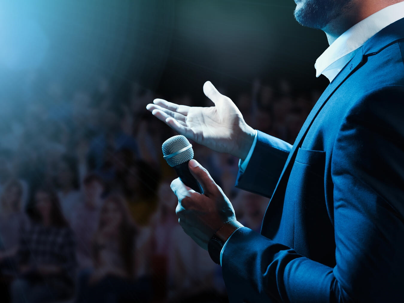 Ein Mobilitätsberater referiert über das Förderprogramm „mobil.gewinnt“. Foto: Adobestock