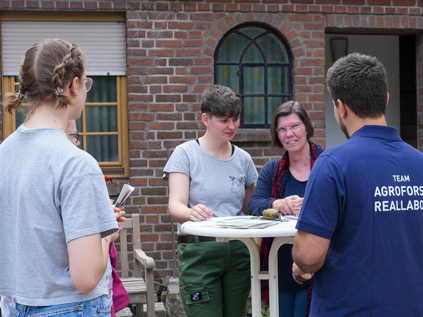 Stammtisch für Praktiker in der Agroforstwirtschaft Ein Netzwerk-Treffen für Praktizierenden aus Landwirtschaft, Gartenbau und Forstwirtschaft. Foto: Samuel Lemmen/HSRW