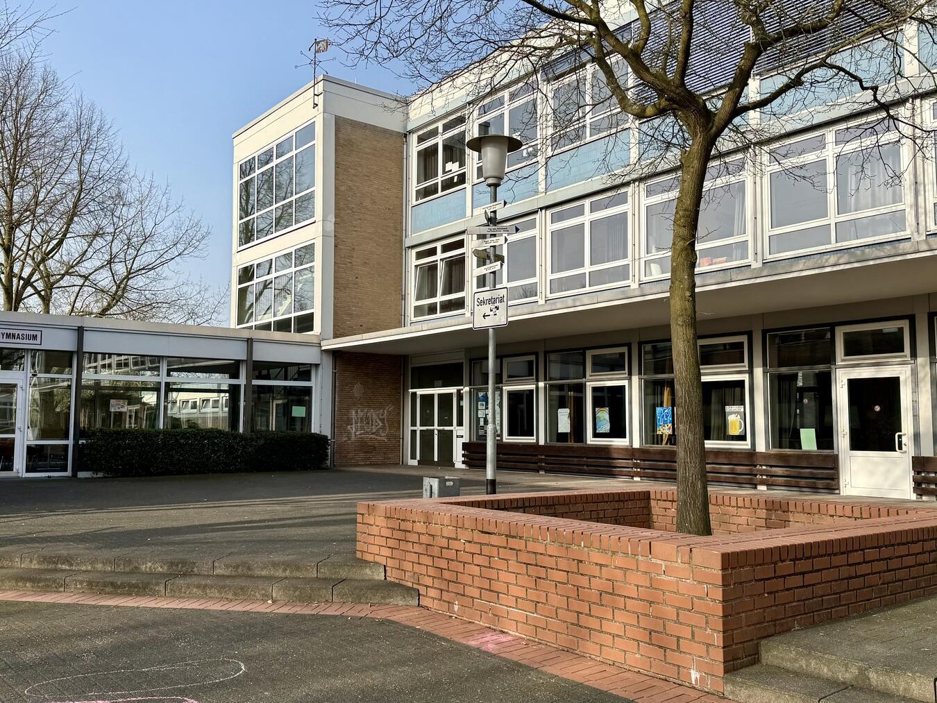 Ein Neubau oder eine Sanierung des Stiftsgymnasiums in Xanten wird seit Langem von der Politik diskutiert. Nun schlägt die FoX vor, eine Zusammenlegung des Stiftsgymnasiums mit der Gesamtschule zu prüfen. NN-Foto: Sabrina Peters