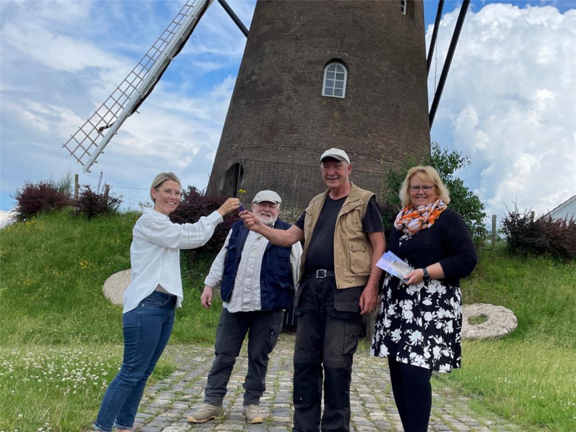 Ein neuer Azubi für die Mühle in Elten: (v. l.) Sara Kreipe, Müller-Ausbilder Frank Heeren, Lehrling Peter van Ham und Dr. Manon Loock-Braun.Foto: WfG Emmerich
