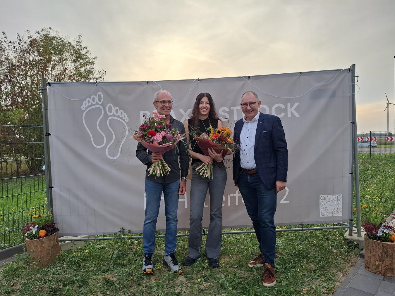 "Dr. Korten, Theresa Strock und Bürgermeister Hense am neuen Praxisstandort Strock Orthopädie"
