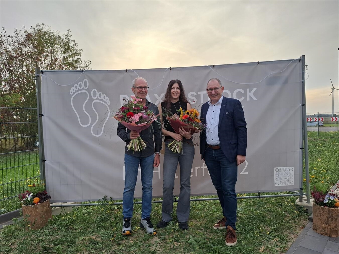 "Dr. Korten, Theresa Strock und Bürgermeister Hense am neuen Praxisstandort Strock Orthopädie"