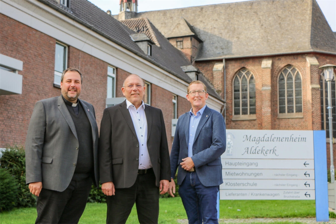 Pfarrer Lüken, Hausleiter Pampus und Caritasvorstand Döring beim Trägerwechsel im Magdalenen-Heim, Aldekerk, Januar 2027.