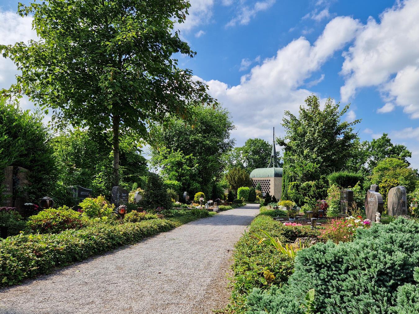Ein Ort der Begegnung und des Zuhörens: Auf dem Friedhof Kevelaer entstehen mit den neuen Friedhofsgesprächen stille Momente voller Nähe und Menschlichkeit. Foto: Caritasverband Geldern-Kevelaer