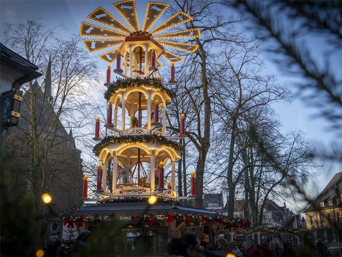 Ein Ort zum Staunen, Schmecken und Wohlfühlen – der „Kevelaerer Krippenmarkt“ mitten im Herzen von Kevelaer. Foto: Gerhard Seybert