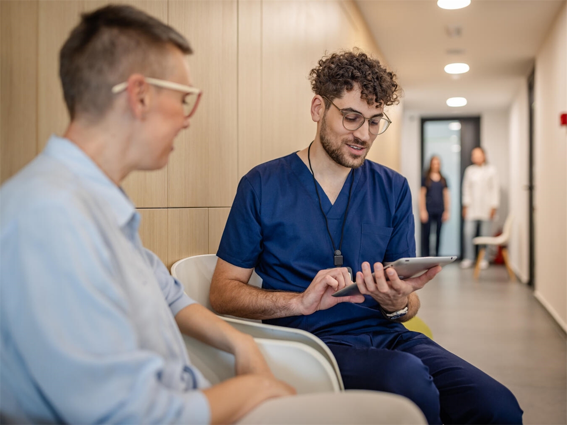 "Physician Assistant im Gespräch mit Patient, medizinische Beratung, Gesundheitswesen, Arztpraxis"