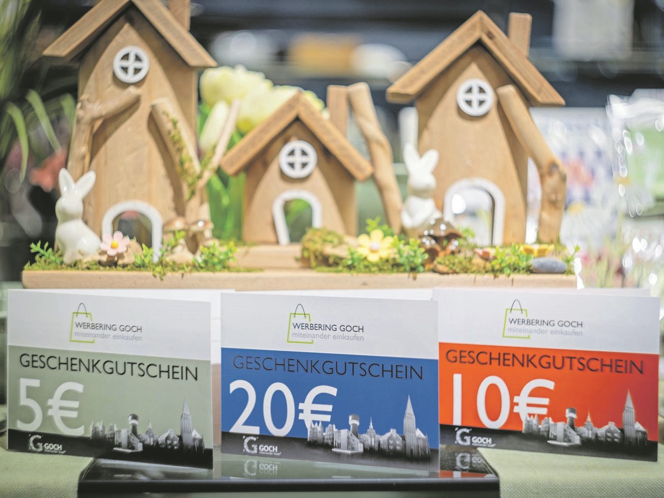 Ein Präsent im Osternest lässt die Augen strahlen – doch wenn man unsicher ist, was man schenken soll, sind die Gutscheine des Werberings Goch immer eine tolle Idee. Es gibt sie in den Stückelungen zu fünf, zehn oder 20 Euro und sie können in allen Mitgliedsgeschäften des Werberings Goch eingelöst werden. In Goch sind sie erhältlich bei der Deutschen Bank AG, der Sparkasse Rhein-Maas und der Volksbank an der Niers eG. In kleineren Mengen gibt es die Gutscheine auch in diesen Mitgliedshäusern: Euronics Thonnet, Bahnhofstraße 33 und Geschenkehaus Peters, Voßstraße 30-32.