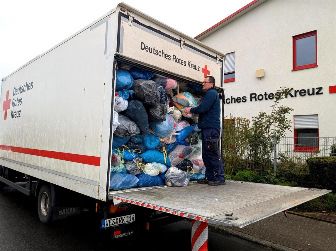 Ein prall gefüllter DRK-Lkw mit unsortierten Altkleiderspenden vor dem Gebäude des Deutschen Roten Kreuzes in Wesel. Immer häufiger müssen Mitarbeiter tragbare Kleidung aussortieren oder sogar entsorgen – wegen Müll, Schmutz oder Verunreinigungen. Das DRK appelliert daher eindringlich: Nur saubere, tragfähige Kleidung spenden – keinen Müll in die Container!“ Foto: DRK
