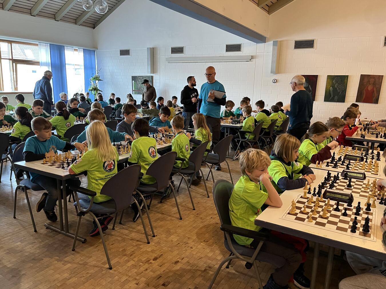 Ein proppevoller Saal im Bürgerhaus Uedem. Über 200 Schüler waren dabei. Fotos: privat