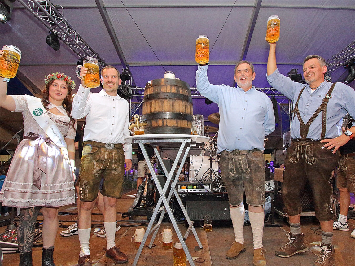 „O’zapft is“ zum 18. Mal in Straelen Ein Prost auf eine gelungene Party: Blumenmädchen Anna Heekeren, Bürgermeister Bernd Kuse, Heinz Borghs und Johannes Pieper (v.l.). NN-Foto: Theo Leie