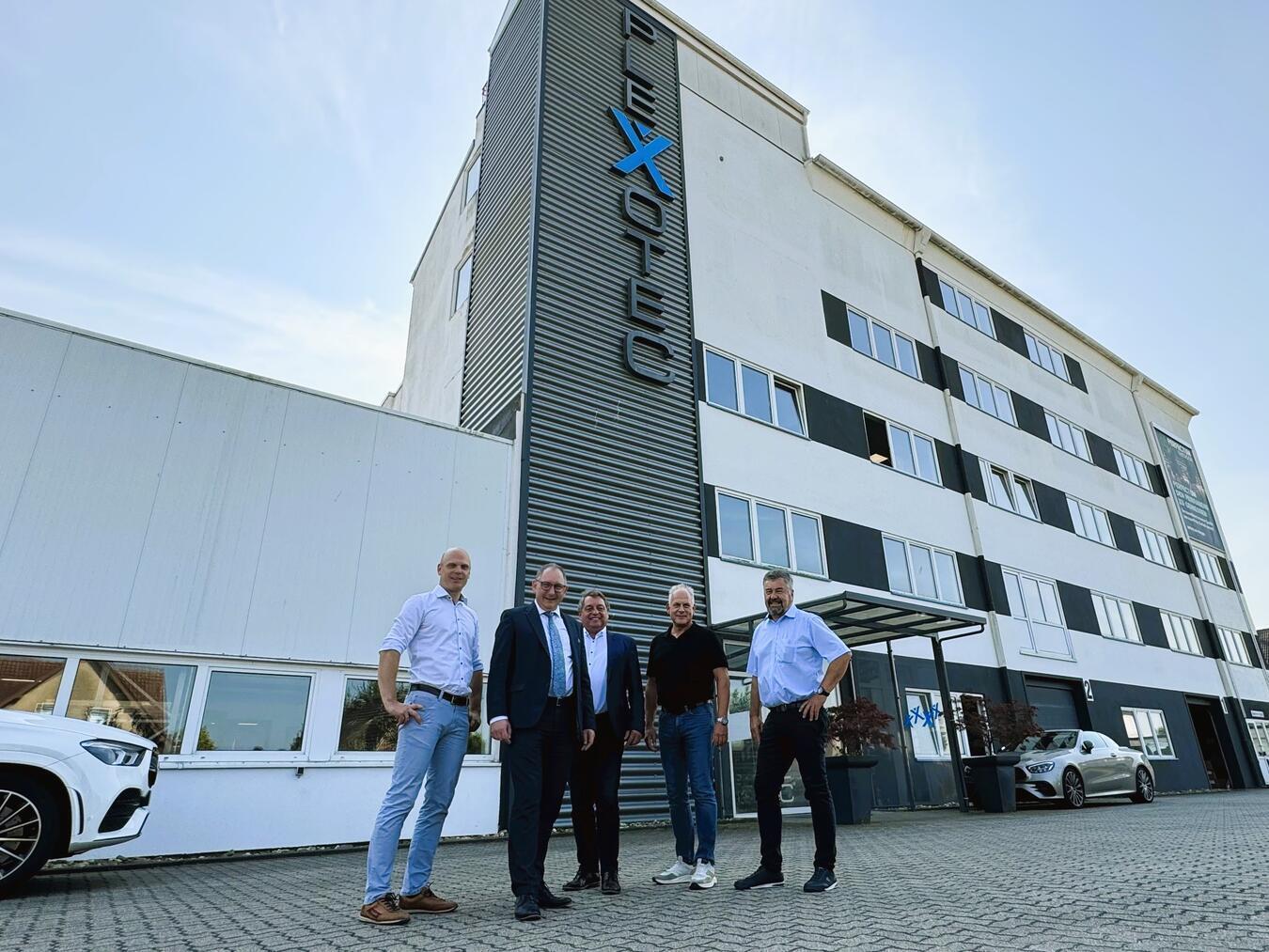 Ein Reeser Unternehmen entwickelt sich: Darüber informierte sich Bürgermeister Sebastian Hense (2. v. li.), mit Plexotec-Geschäftsführer Fabian Bauer, Wirtschaftsförderer Heinz Streuff, Geschäftsführer Michael Steden und Gerhard Büns, Geschäftsführender Gesellschafter bei Plexotec. Foto: Stadt Rees