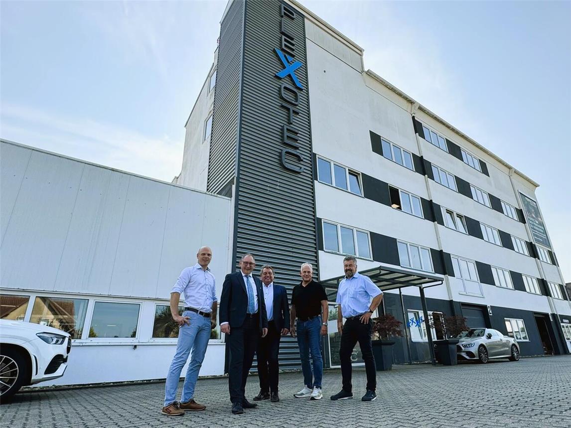 Ein Reeser Unternehmen entwickelt sich: Darüber informierte sich Bürgermeister Sebastian Hense (2. v. li.), mit Plexotec-Geschäftsführer Fabian Bauer, Wirtschaftsförderer Heinz Streuff, Geschäftsführer Michael Steden und Gerhard Büns, Geschäftsführender Gesellschafter bei Plexotec. Foto: Stadt Rees