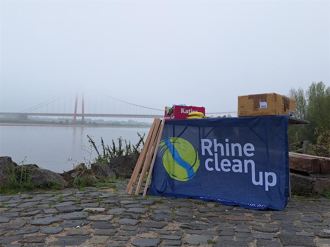 "Sammelpunkt an der Rheinpromenade Emmerich bei Sonnenuntergang, idyllisches Flussufer"