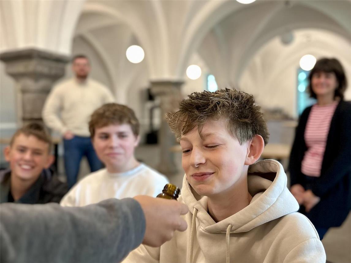 Ein Schüler der Gelderner Gesamtschule riecht aus einer Probe einen der Inhaltsstoffe einer E-Zigarette.Foto: Stadt Geldern/Terhorst