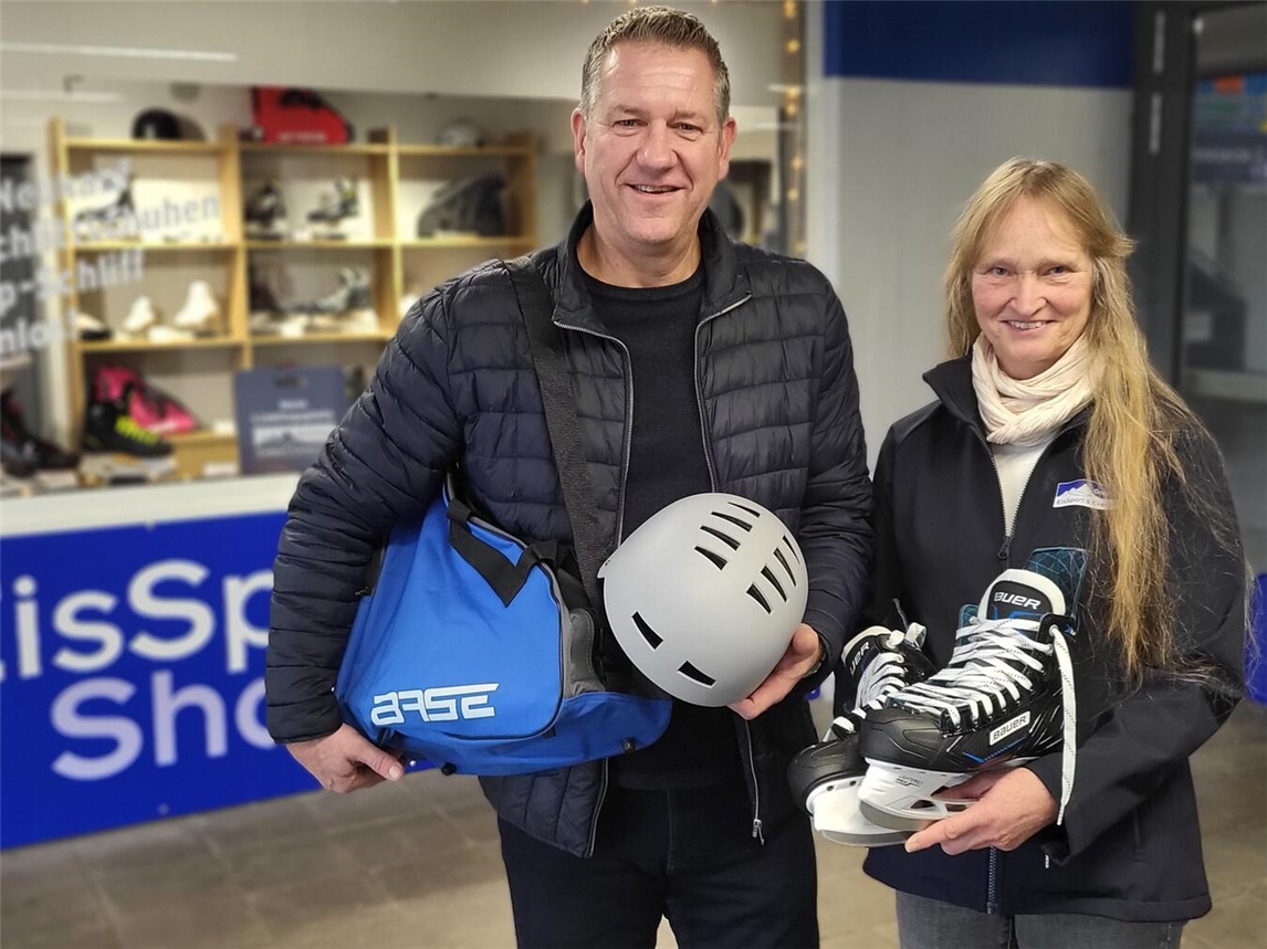 Ein spannender Schritt: Bernd Schoenmackers und Marion Wanraths vor dem Eissportshop. NN-Foto: MB