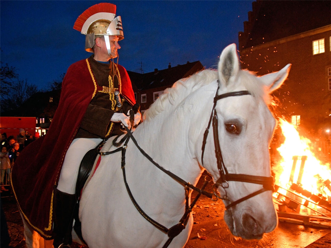 Ein St. Martin, der den Zug nicht hoch zu Ross anführt? Für viele Menschen gehört das Martinspferd einfach dazu. NN-Archiv: RD
