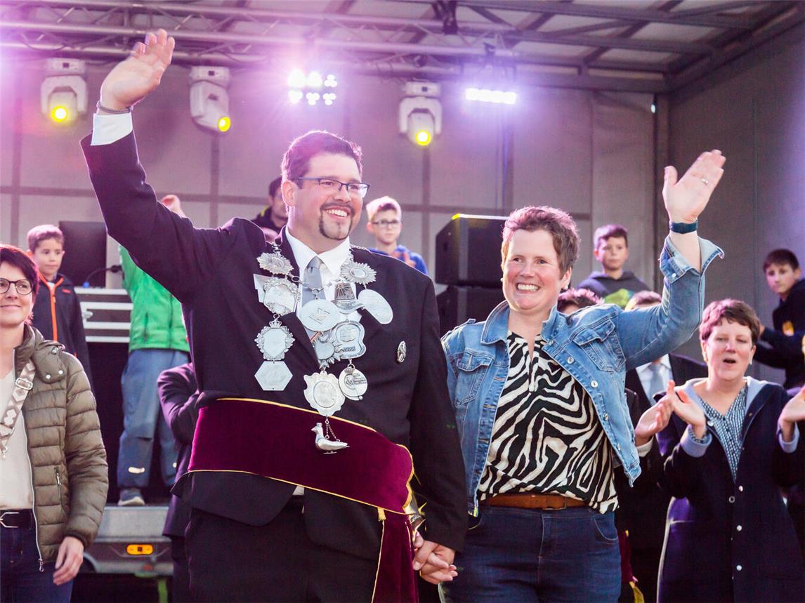 Ein strahlendes Königspaar: König Stephan Draack und seine Königin Christina Draack freuen sich auf ihre Amtszeit und das große Schützenfest in Straelen.Foto: Bernd Kolterjahn