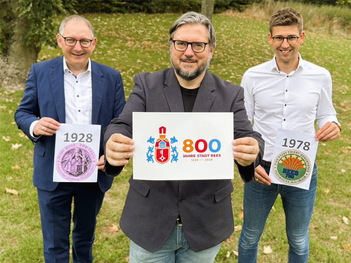 Ein Symbol zum Jubiläum: Bürgermeister Sebastian Hense, Projektkoordinator Michael Scholten und Stabsstellenleiter Jörn Franken (v. li.) präsentieren das Logo für die 800-Jahr-Feier. Foto: Stadt Rees