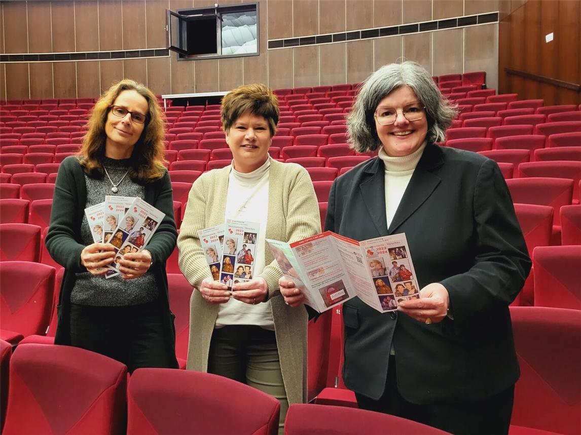 "Team Stadttheater Emmerich: Sabine Sdrenka, Sabine Boers, Andrea Joosten, Gruppenfoto, Theatermitarbeiter"