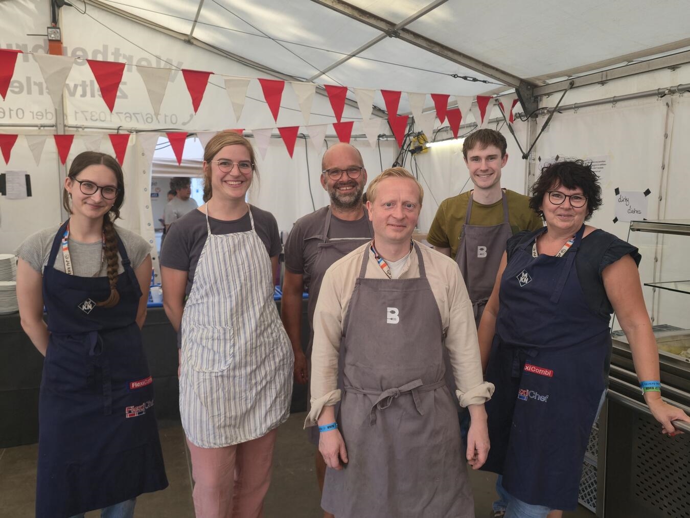 "Catering-Crew bei der Arbeit, Gruppenfoto, Eventservice, Teamarbeit, professionelle Gastronomie, Foto von Heiner Frost"