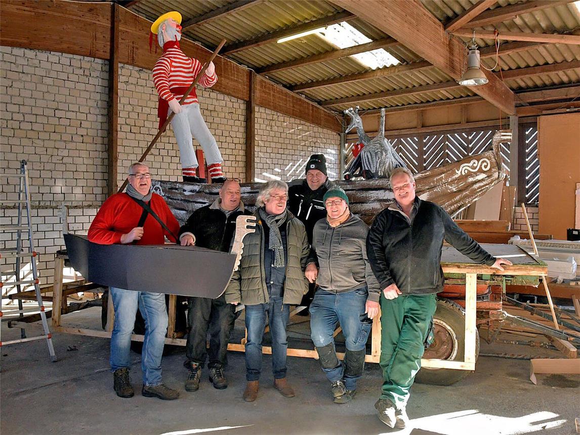 Ein Teil der Knatzgäcken beim Wagenbau (v. l. n. r.): Paul Rogall, Cor Hafner, Dirk Willemsen, Andreas van Wickeren, Michael Mooren, Frank Janssen. NN-Foto: Rüdiger Dehnen