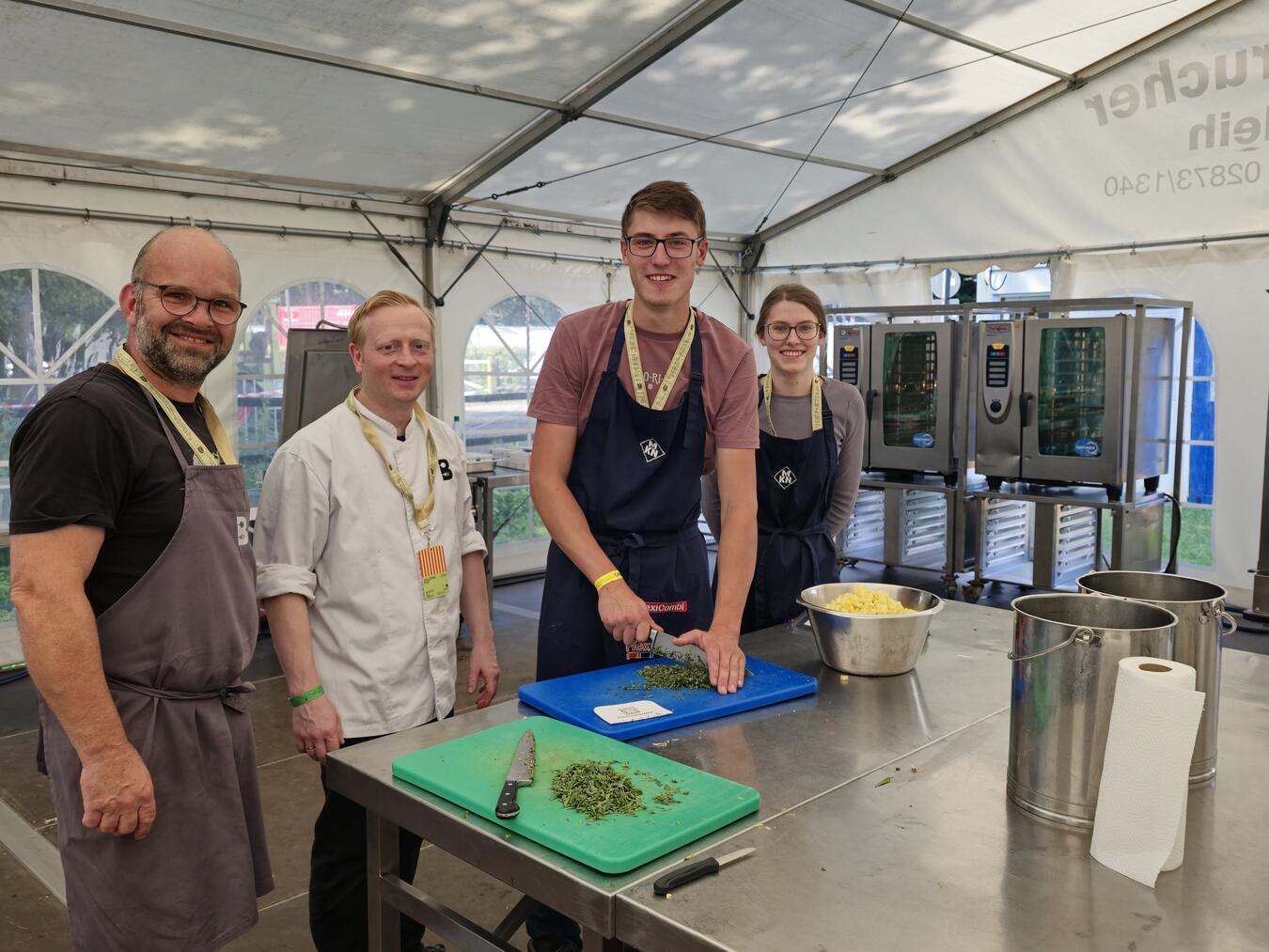 2.000 Essen in drei Tagen Ein Teil des Küchteams: (v. l.) Markus Biewer, Henning Buchmann, Emil und Emma Buckermann. NN-Foto: HF
