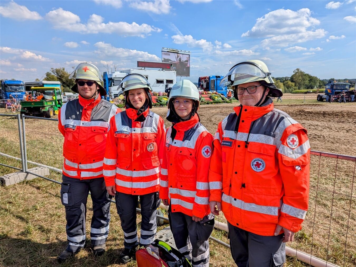 Ein Teil des Sanitätsteams des DRK Sonsbeck und Kamp-Lintfort: drei Tage im Einsatz für die Sicherheit beim Tractor Pulling. Foto: DRK