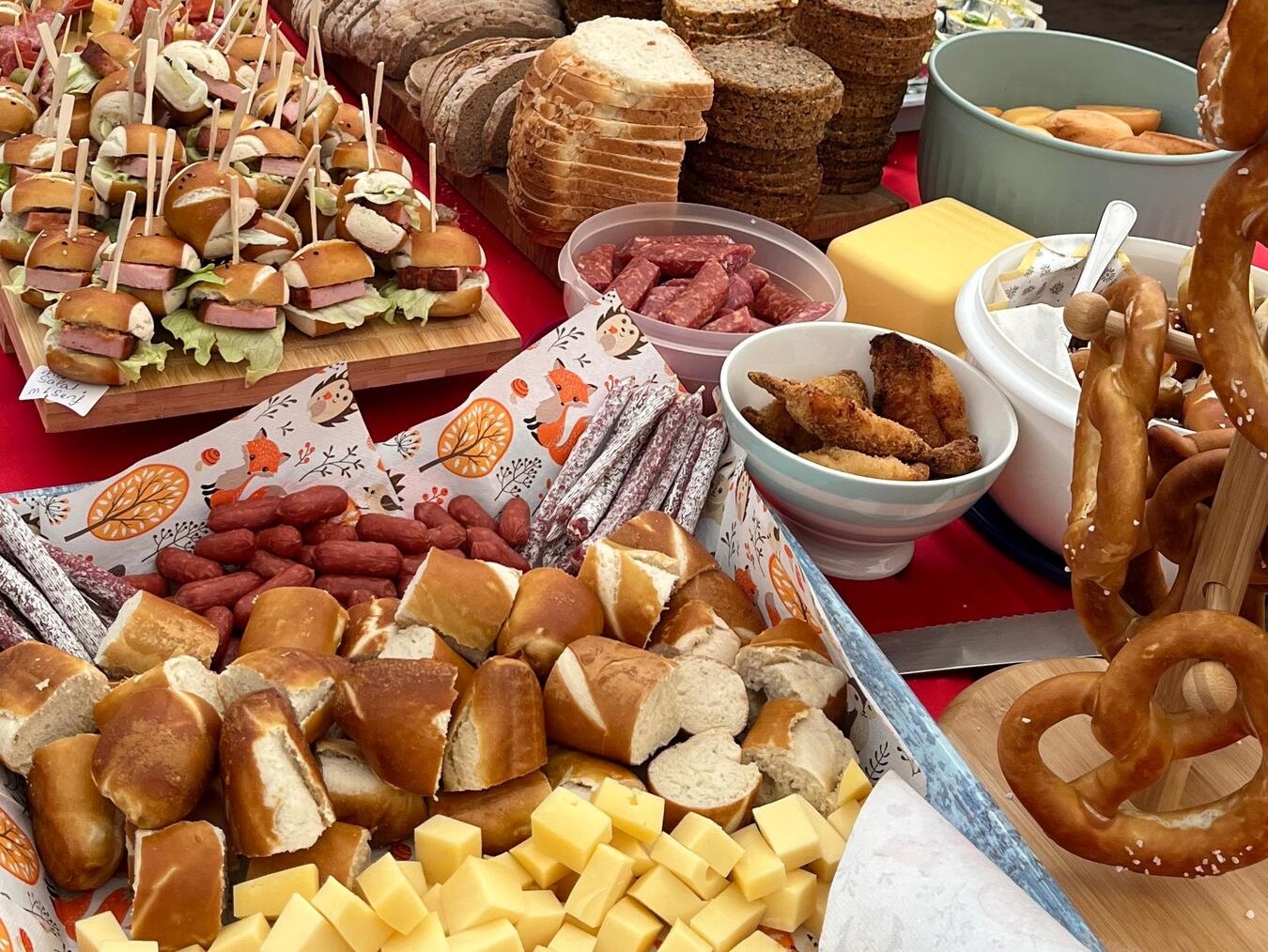 Ein üppiges Buffet trugen die Besucher der Veranstaltung für alle Gäste zusammen. Foto: Privat