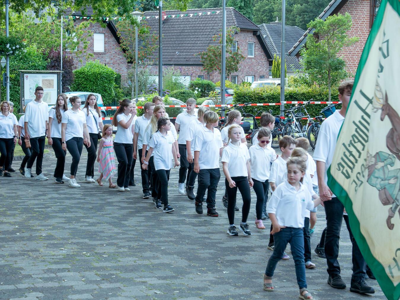 Ein Umzug mit Parade und Fahnenschwenken vor dem Königsgalaball. NN-Fotos (2): Gerhard Seybert