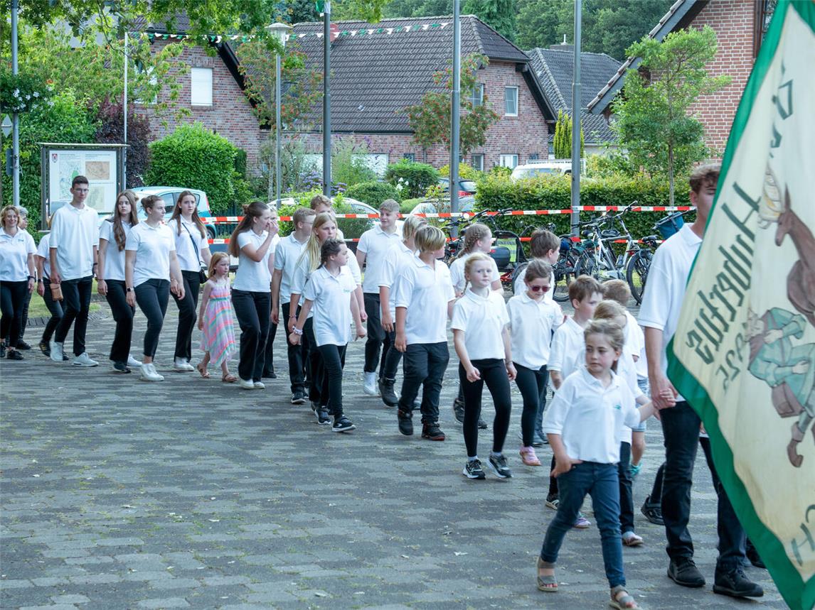 Ein Umzug mit Parade und Fahnenschwenken vor dem Königsgalaball. NN-Fotos (2): Gerhard Seybert