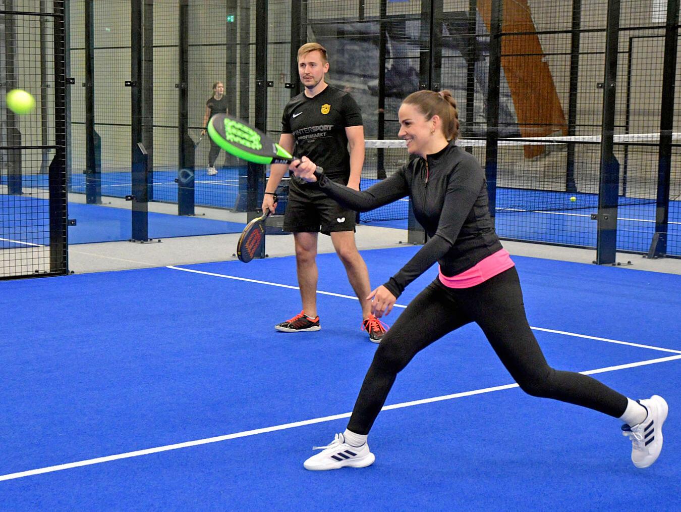 Ein Unterschied zum Tennis: Der Aufschlag findet von unten statt. NN-Foto: Rüdiger Dehnen