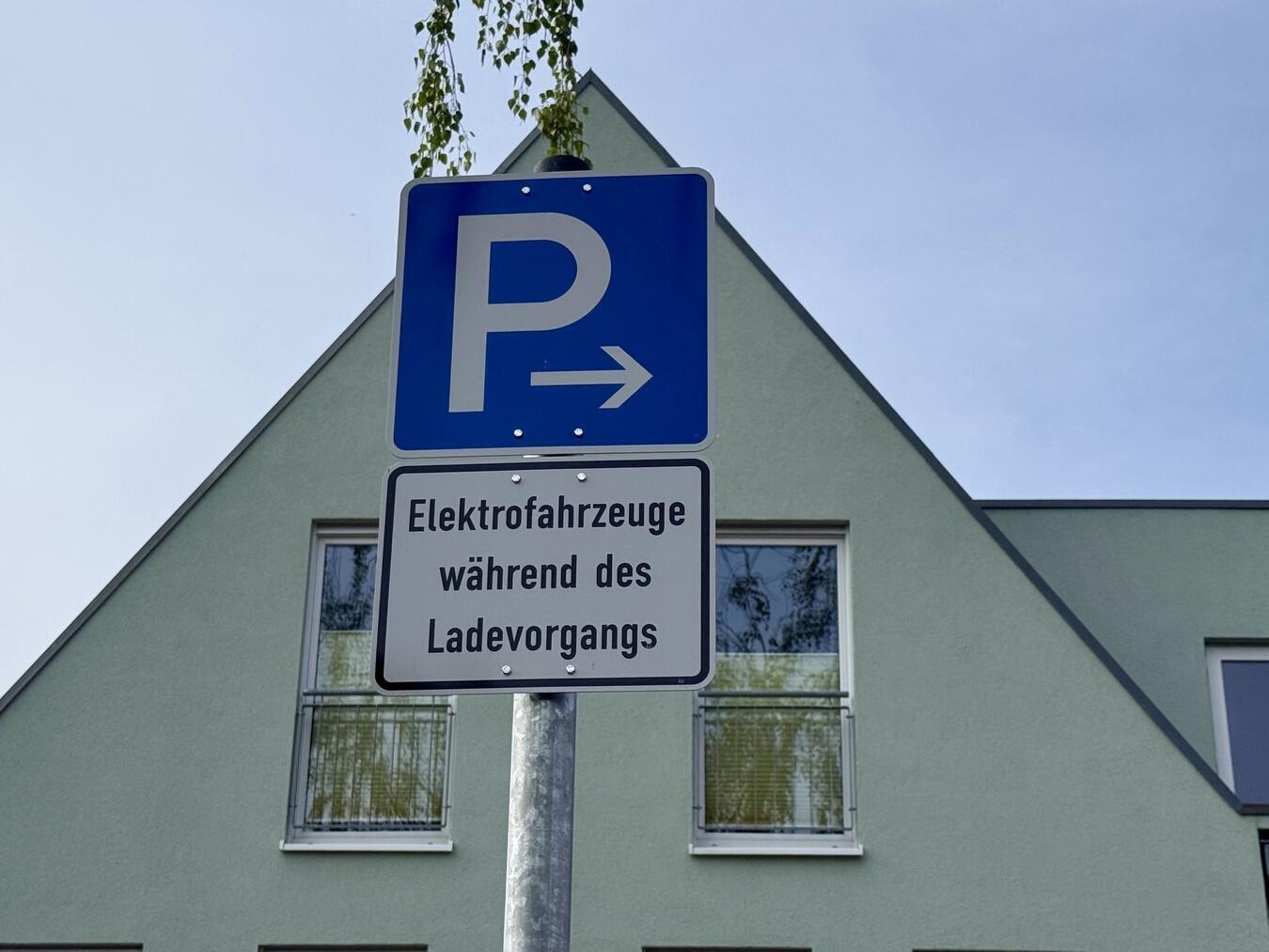 Ein Verkehrsschild weist darauf hin, dass diese Parkplätze für Elektrofahrzeuge während des Ladevorgangs reserviert sind. NN-Foto: SP
