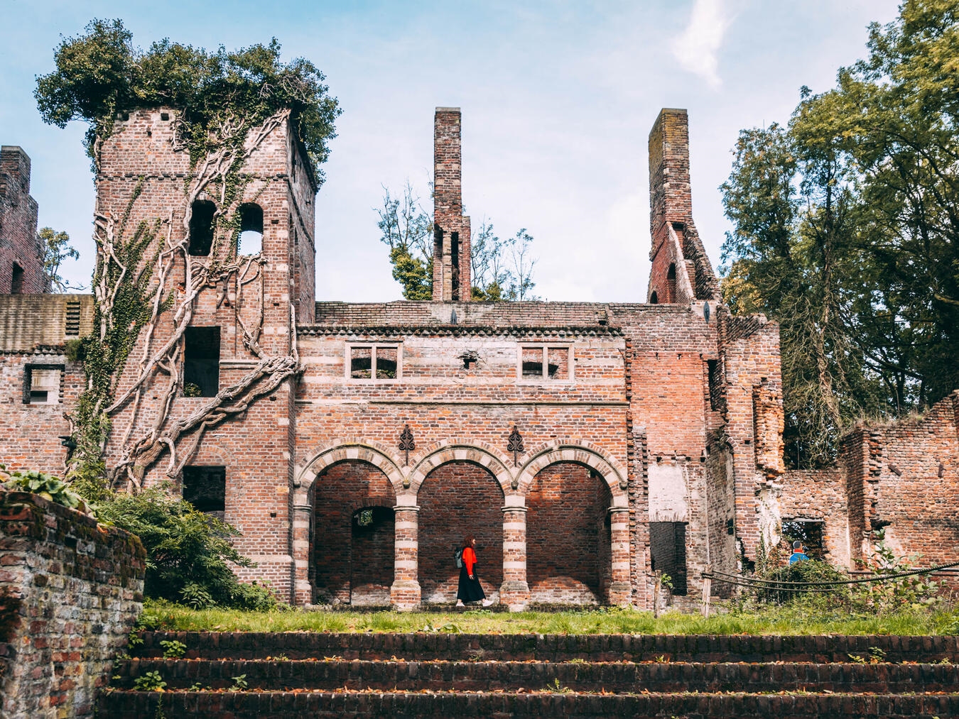 Brabant: überraschend nah, beeindruckend vielseitig "Verwunschene Schlossruine Asten im Nebel, geheimnisvoller Ort, historische Architektur"