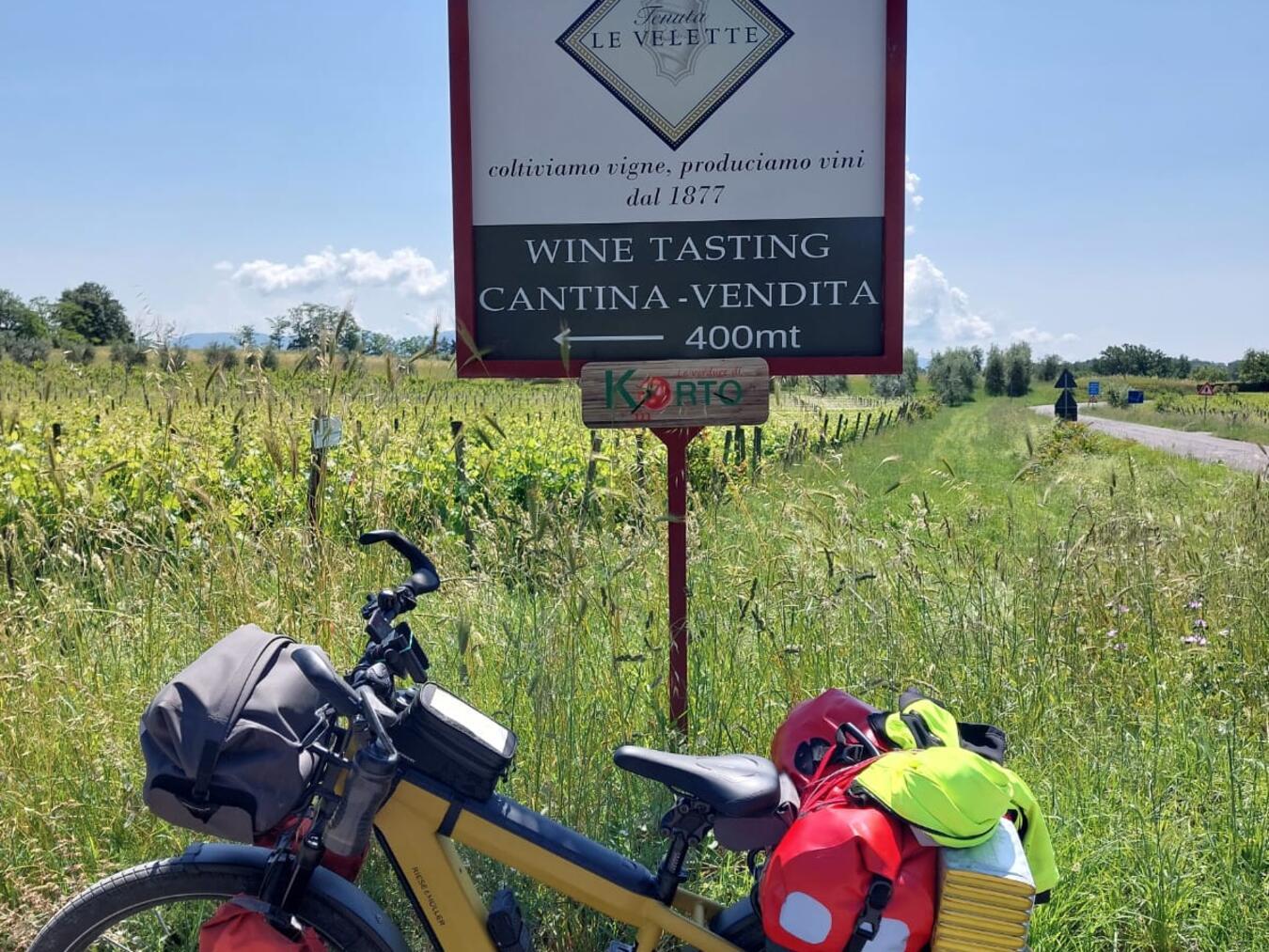 Ein voll bepacktes Fahrrad bringt Norbert Pohl durch Italien.