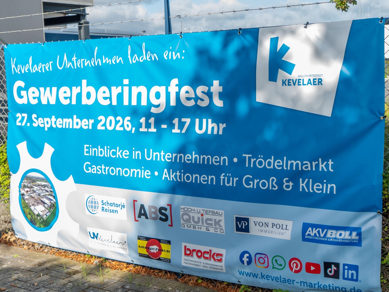 Ein Straßenfest deluxe "Markt mit 80 Ständen am 27. September von 11-17 Uhr, lebendige Atmosphäre, vielfältiges Angebot"