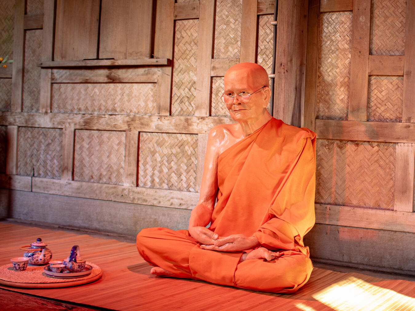 "Waldmönch bewacht schilfbedecktes Dach eines thailändischen Fischerhauses, Foto von Niels Jacobs"
