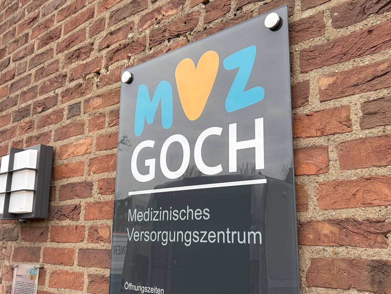 "Neuer Kinderarzt im MVZ Goch ab 4. Mai, lächelnder Arzt in Praxisumgebung"