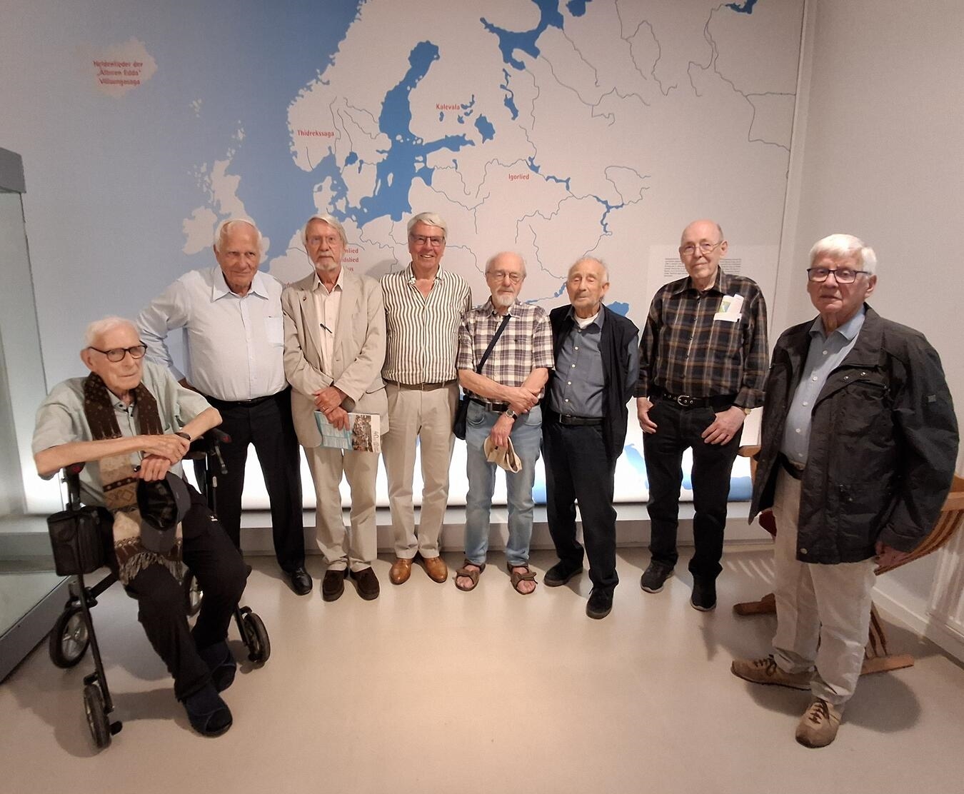 "Ehemalige Schüler des FSG bei einem Wiedersehenstreffen, Gruppenfoto, lächelnd im Freien"