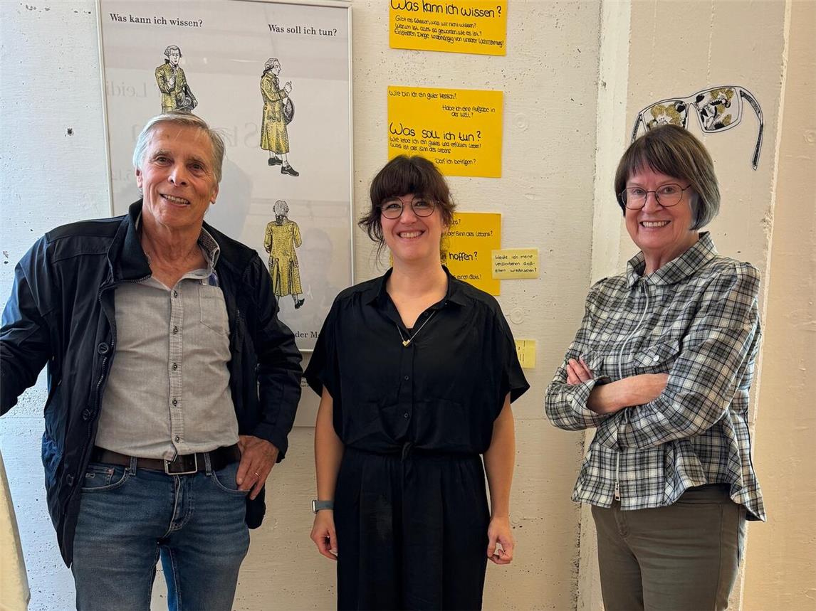 Ein Wiedersehen nach 24 Jahren: Künstlerin Antje Herzog (M.) und ihr ehemaliger Kunstlehrer Dieter Sickelmann mit der Pro-Kultur-Vorsitzenden Irene Möllenbeck. Foto: privat