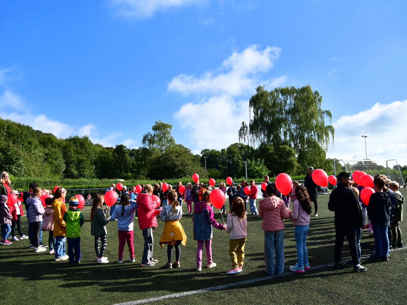 Ein Zeichen für den Frieden: Schüler der Marienschule in Materborn ließen am Marientag Luftballons steigen. Foto: Caritas