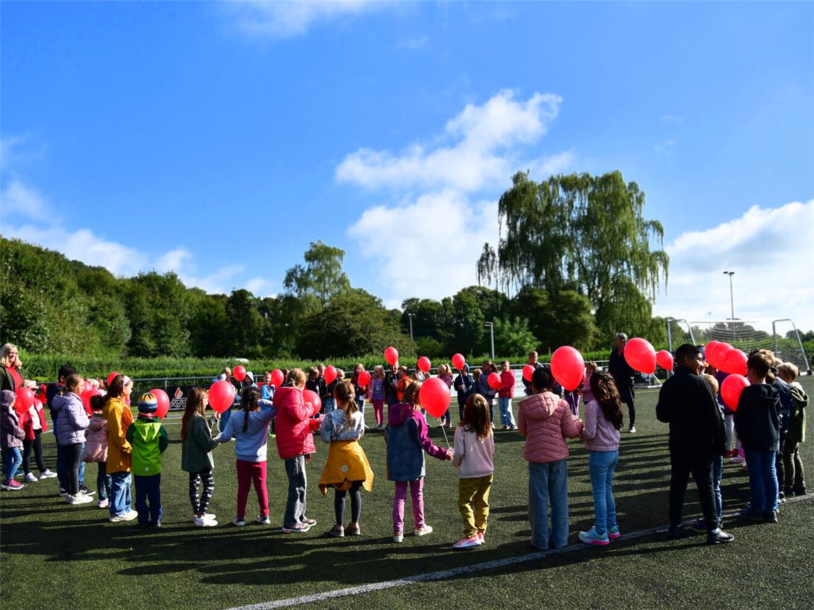 Ein Zeichen für den Frieden: Schüler der Marienschule in Materborn ließen am Marientag Luftballons steigen. Foto: Caritas