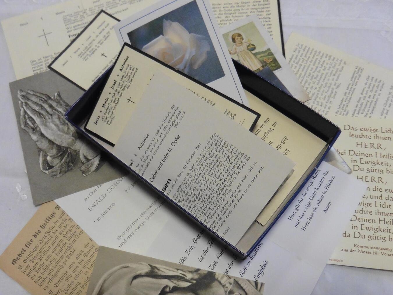 Einblicke in ihre Totenzettel-Sammlung gewähren Monika Eggerling und Wilhelm Tissen.