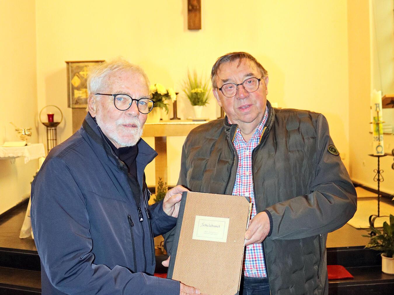Eine alte Schulchronik für das Pfalzdorfer Heimatarchiv: Über solche Zeugnisse der Vergangenheit freut sich Johannes Verhoeven immer.