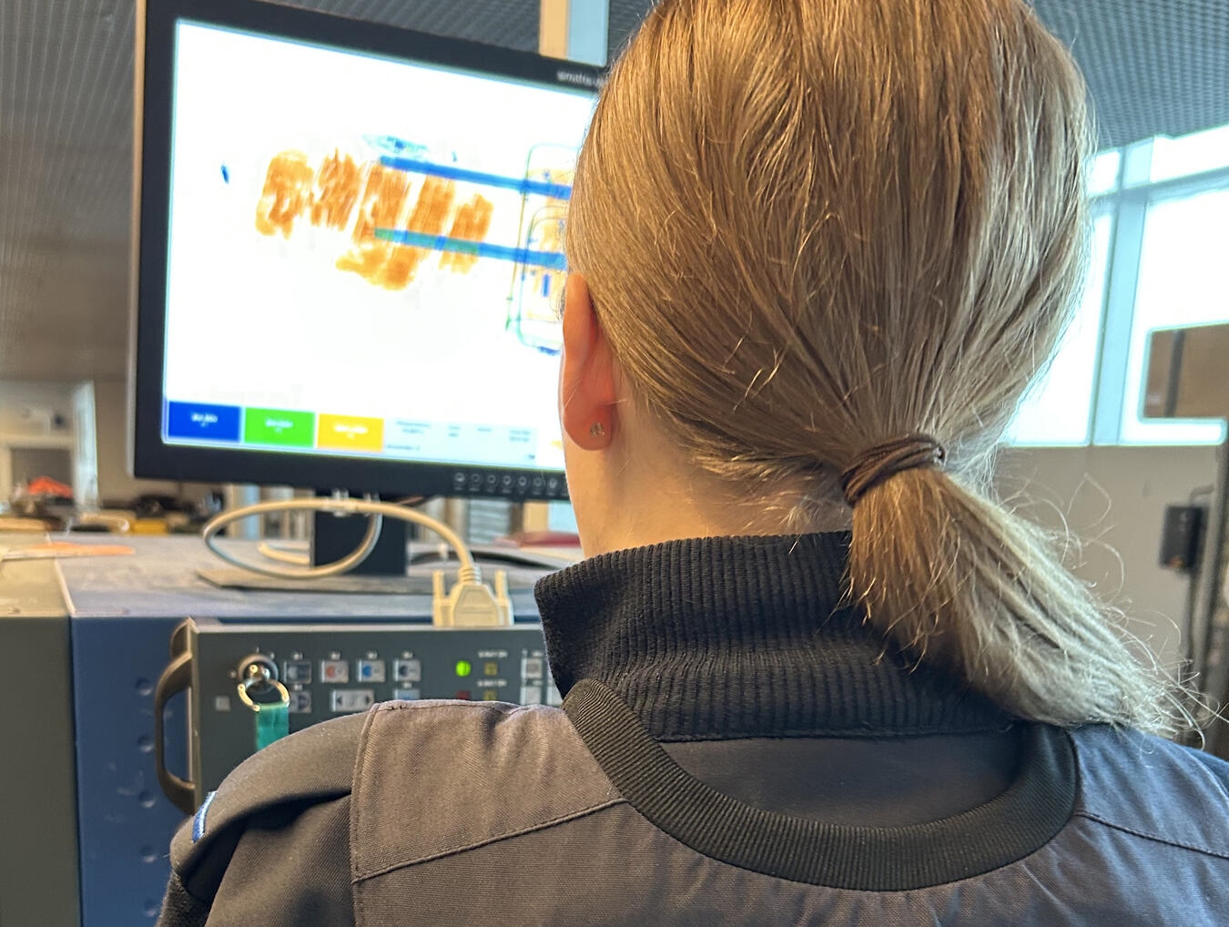 "Frau beim Sicherheitscheck am Flughafen, Hauptzollamt Duisburg"