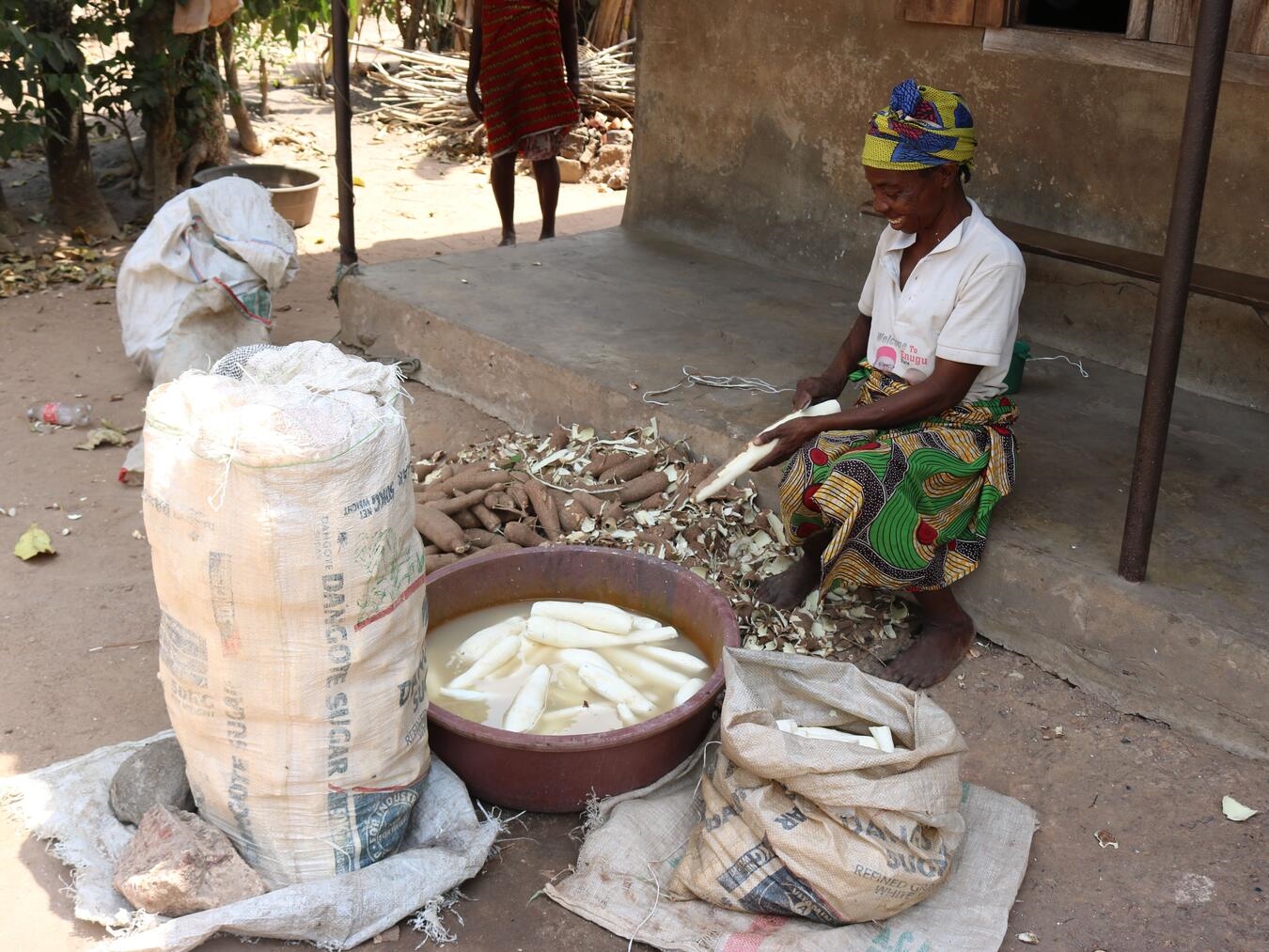 Eine Bäuerin mit einem Casssava-Verkaufstand in Nigeria. Foto: privat