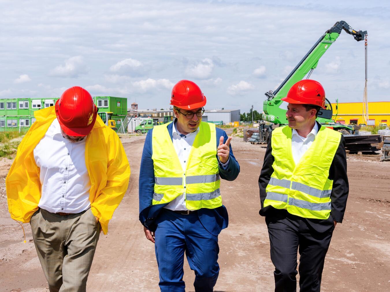 Eine Bausteller mit großer Zukunft. (V.l)Georg Feltes, Stefan Rouenhoff und Philipp Kosloh. Foto: Yannik Meisel/ Wunschkonzert