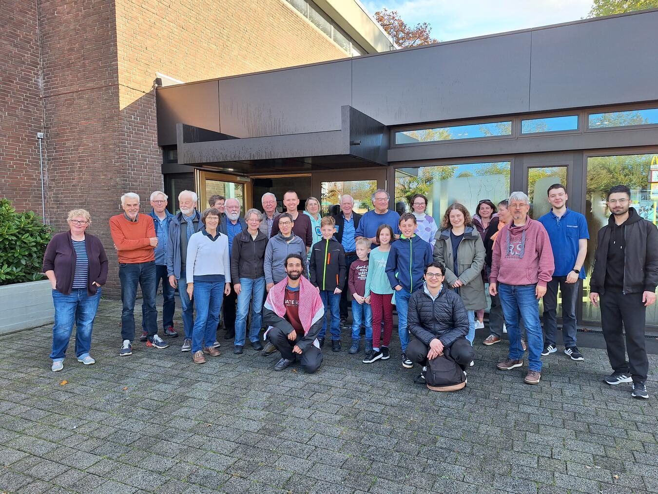 Eine bunt gemischte Gruppe aus Familien, Rentnern und Studierenden machte sich vom Evangelischen Gemeindezentrum zu den verschiedenen Verlegeorten auf. Foto: Stolperstein-AG
